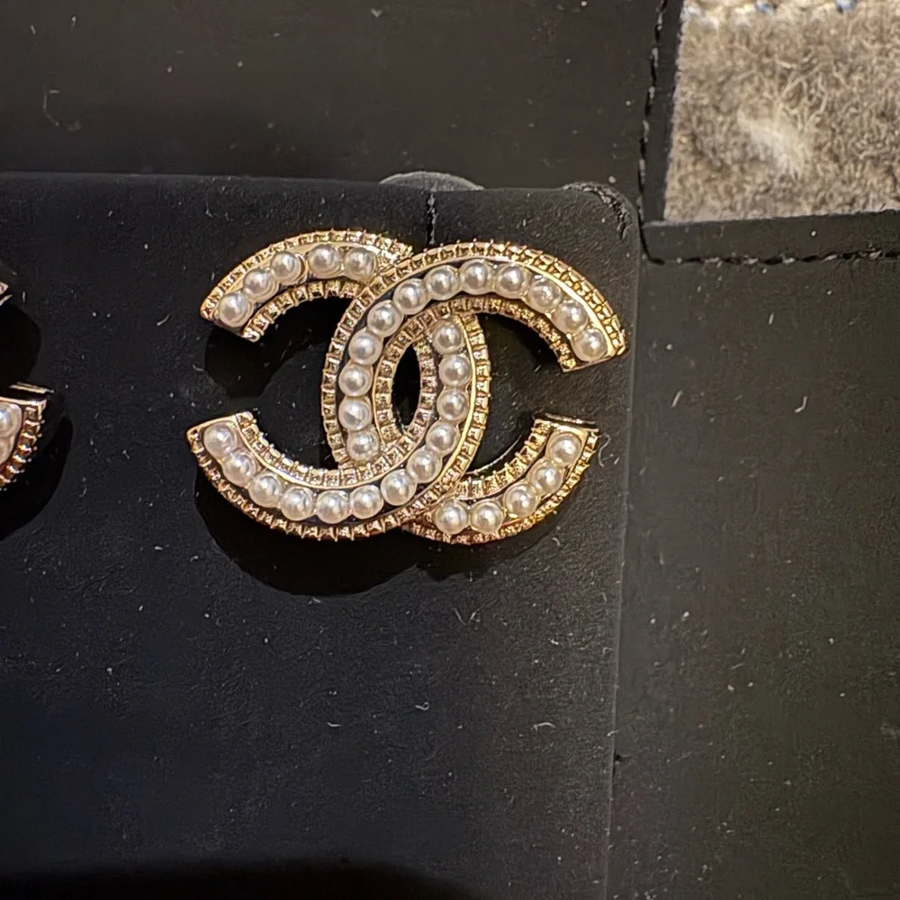CHANEL Gold and pearl Logo Earrings - Picture 4 of 11